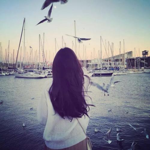 ��¶����ͷ��Ů�����屳ӰС����