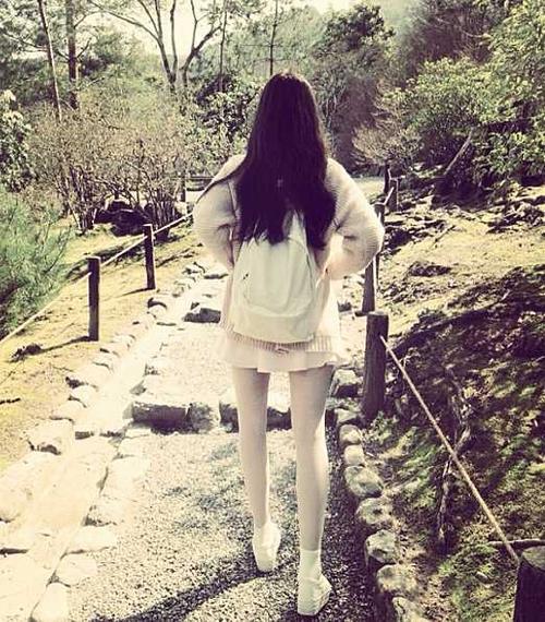 ��¶����ͷ��Ů�����屳ӰС����