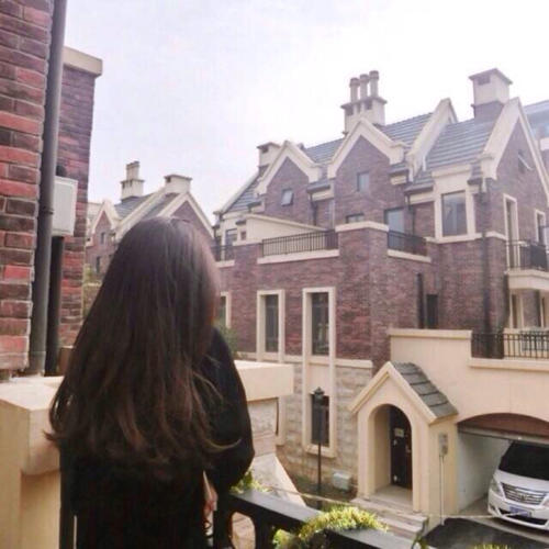 ��¶����ͷ��Ů�����屳ӰС����