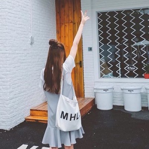 ��¶����ͷ��Ů�����屳ӰС����