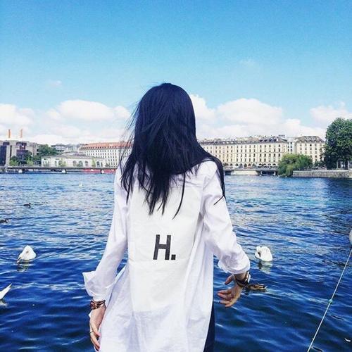 ��¶����ͷ��Ů�����屳ӰС����