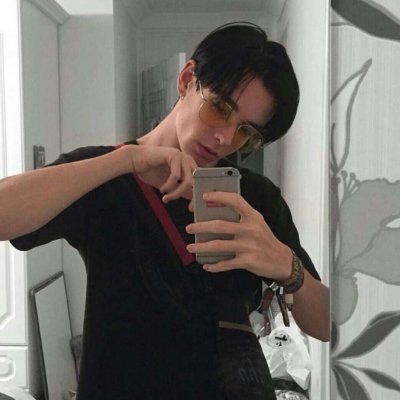 ����˧����ͷ�����ߺ󣬰������