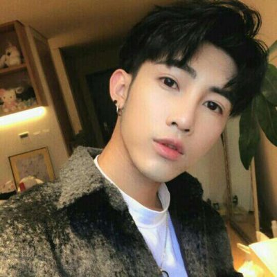 ����˧����ͷ�����ߺ󣬰������