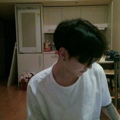 ����˧����ͷ�����ߺ󣬰������