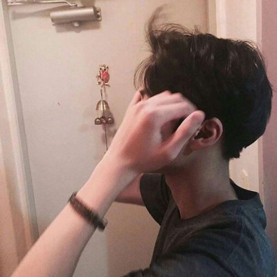 ����˧����ͷ�����ߺ󣬰������