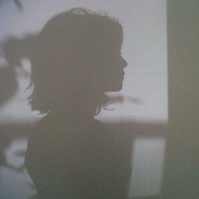 �˸����غڰ�Ӱ��Ů��ͷ�� һ���˵Ķ���Ϸ