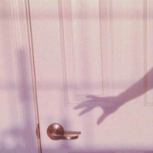 �˸����غڰ�Ӱ��Ů��ͷ�� һ���˵Ķ���Ϸ