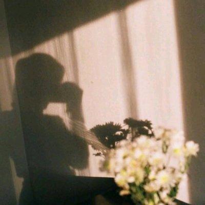 �˸����غڰ�Ӱ��Ů��ͷ�� һ���˵Ķ���Ϸ