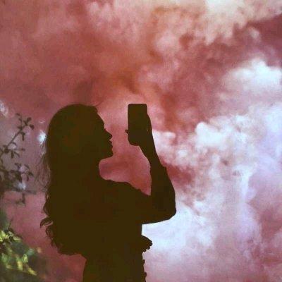 �˸����غڰ�Ӱ��Ů��ͷ�� һ���˵Ķ���Ϸ