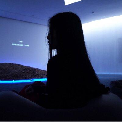 �˸����غڰ�Ӱ��Ů��ͷ�� һ���˵Ķ���Ϸ