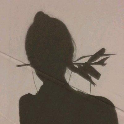 �˸����غڰ�Ӱ��Ů��ͷ�� һ���˵Ķ���Ϸ