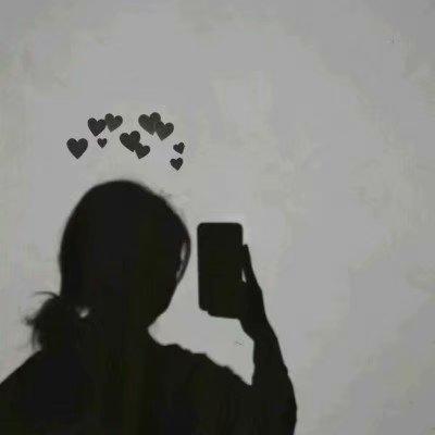 �˸����غڰ�Ӱ��Ů��ͷ�� һ���˵Ķ���Ϸ