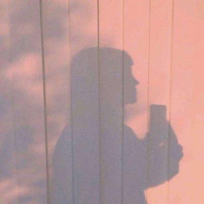 �˸����غڰ�Ӱ��Ů��ͷ�� һ���˵Ķ���Ϸ