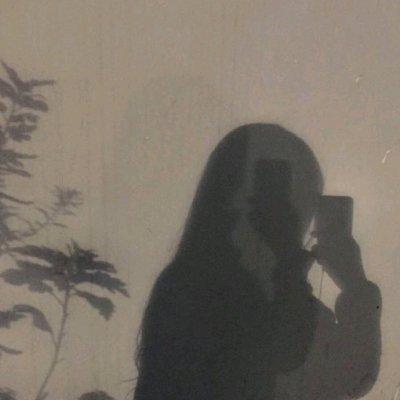 �˸����غڰ�Ӱ��Ů��ͷ�� һ���˵Ķ���Ϸ