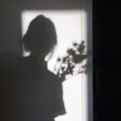 �˸����غڰ�Ӱ��Ů��ͷ�� һ���˵Ķ���Ϸ