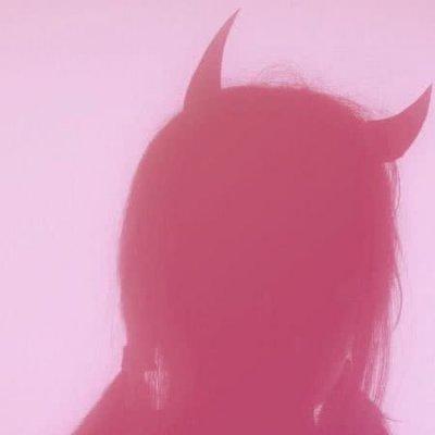 �˸����غڰ�Ӱ��Ů��ͷ�� һ���˵Ķ���Ϸ