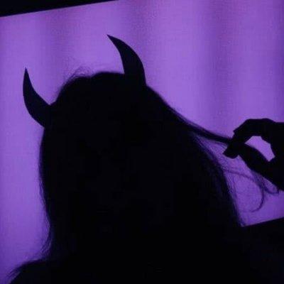 �˸����غڰ�Ӱ��Ů��ͷ�� һ���˵Ķ���Ϸ