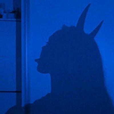 �˸����غڰ�Ӱ��Ů��ͷ�� һ���˵Ķ���Ϸ