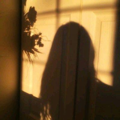 �˸����غڰ�Ӱ��Ů��ͷ�� һ���˵Ķ���Ϸ