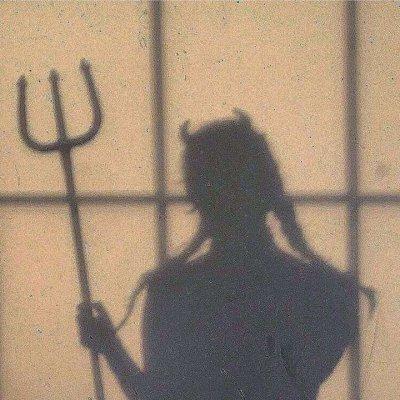 �˸����غڰ�Ӱ��Ů��ͷ�� һ���˵Ķ���Ϸ