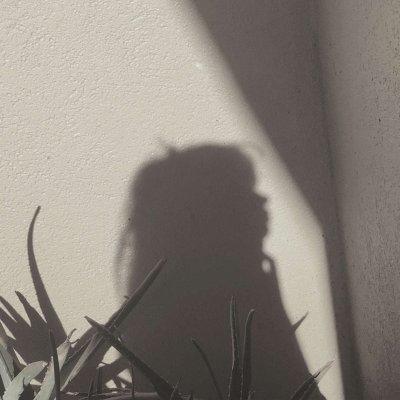 �˸����غڰ�Ӱ��Ů��ͷ�� һ���˵Ķ���Ϸ