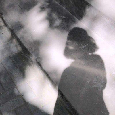 �˸����غڰ�Ӱ��Ů��ͷ�� һ���˵Ķ���Ϸ