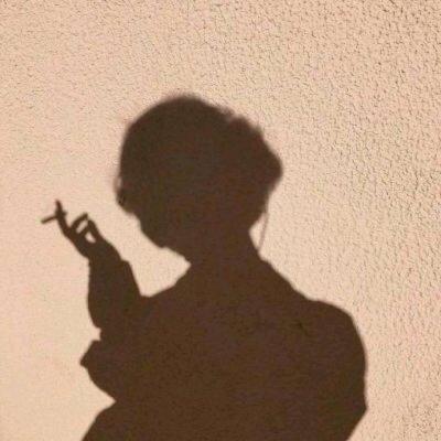 �˸����غڰ�Ӱ��Ů��ͷ�� һ���˵Ķ���Ϸ