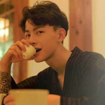 �ſ�˧������ͷ��һ��