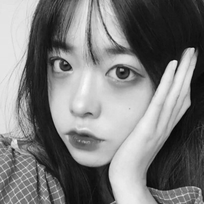 ���������ʵ�Ů���ڰ�ͷ�� ������ﲻȱ��