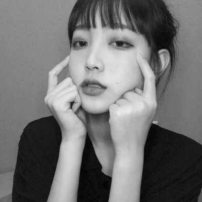 ���������ʵ�Ů���ڰ�ͷ�� ������ﲻȱ��