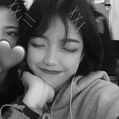 ���������ʵ�Ů���ڰ�ͷ�� ������ﲻȱ��