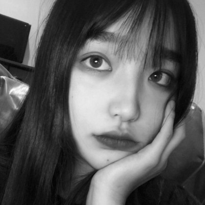 ���������ʵ�Ů���ڰ�ͷ�� ������ﲻȱ��