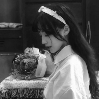 ���������ʵ�Ů���ڰ�ͷ�� ������ﲻȱ��