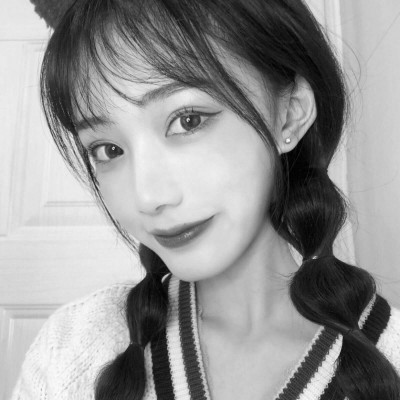 ���������ʵ�Ů���ڰ�ͷ�� ������ﲻȱ��