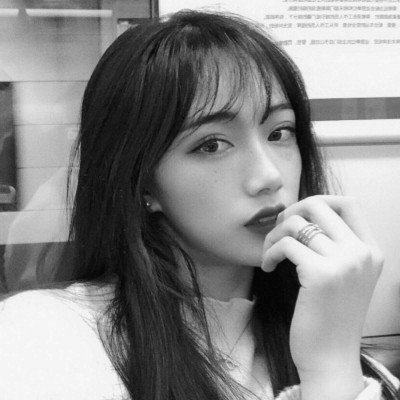 ���������ʵ�Ů���ڰ�ͷ�� ������ﲻȱ��