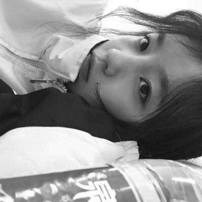 ���������ʵ�Ů���ڰ�ͷ�� ������ﲻȱ��