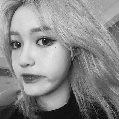 ���������ʵ�Ů���ڰ�ͷ�� ������ﲻȱ��