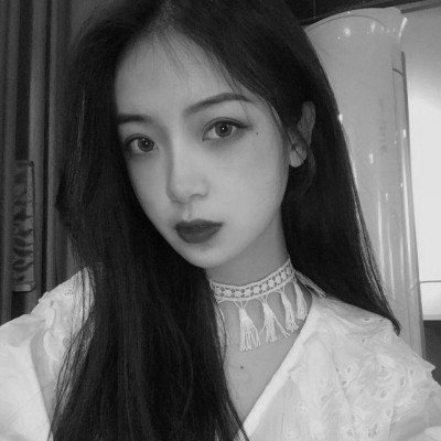 ���������ʵ�Ů���ڰ�ͷ�� ������ﲻȱ��