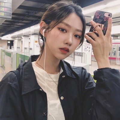 ����Ů��΢��ͷ��