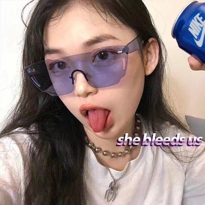 ����Ů��΢��ͷ��