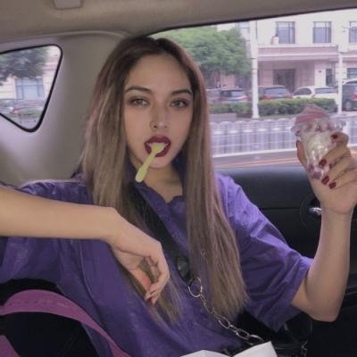 ����Ů��΢��ͷ��