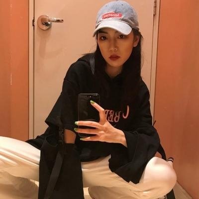 ����Ů��΢��ͷ��