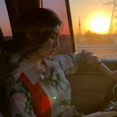 ����Ů��΢��ͷ��