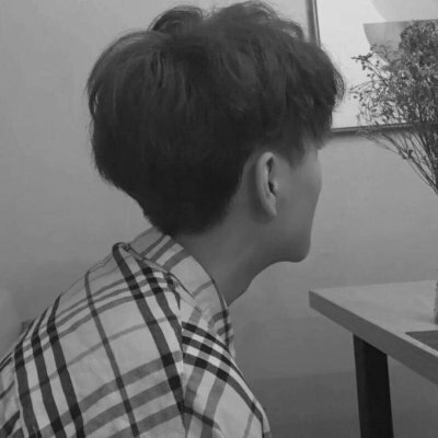 �ڰ���ͷ������һ��û����ɫ�Ŀ�����