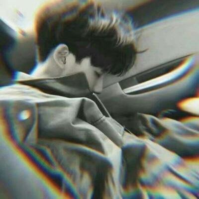 �ڰ���ͷ������һ��û����ɫ�Ŀ�����