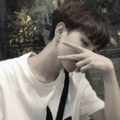 �ڰ���ͷ������һ��û����ɫ�Ŀ�����