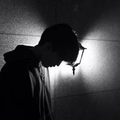 �ڰ���ͷ������һ��û����ɫ�Ŀ�����