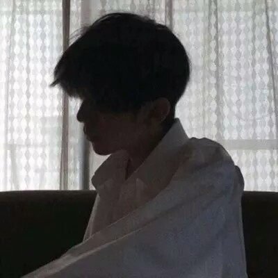 �ڰ���ͷ������һ��û����ɫ�Ŀ�����