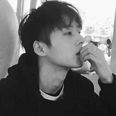 �ڰ���ͷ������һ��û����ɫ�Ŀ�����