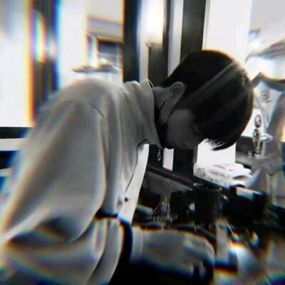 �ڰ���ͷ������һ��û����ɫ�Ŀ�����